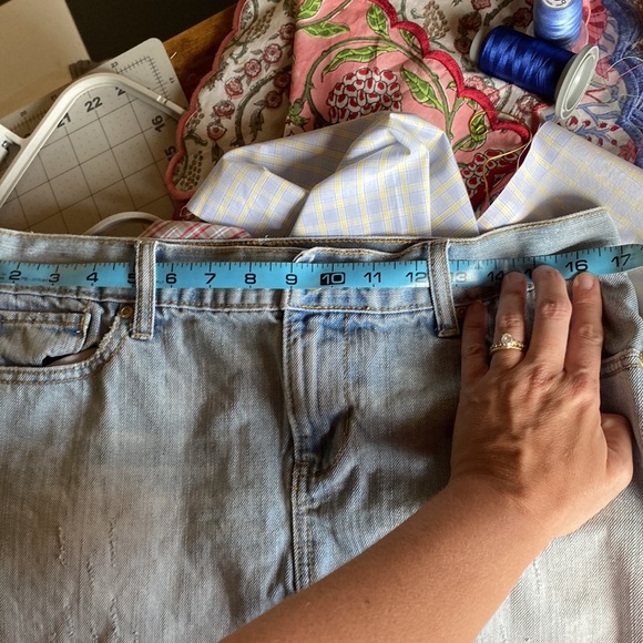 Old Navy ultra low rise light wash distressed denim skirt sz 6 - Picture 6 of 7